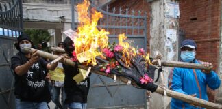 संसद विघटनको विरोधमा नेविसंघद्वारा राष्ट्रपति र प्रधानमन्त्रीको पुत्ला दहन