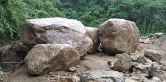 पहिरोका कारण सिद्धार्थ राजमार्ग अवरुद्ध