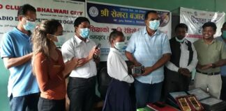 शिक्षामा पहुँच बृद्धिगर्न विद्यार्थीलाई रेडियो वितरण