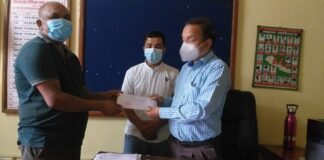 सडक मर्मतको माग गर्दै सैनामैनाका वडाअध्यक्ष पाण्डेद्वारा सडक डिभिजनकाे ध्यानाकर्षण