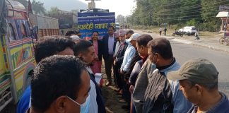 स्थापना दिवशको अवसरमा ब्यापार संघद्धारा डिभाइडर बगैचा बुटवल उपमहानगरपालिकालाई हस्तान्तरण
