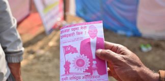 एमाले महाधिवेशन : भीम रावलको पर्चा बाँड्नेहरुलाई स्वयंसेवकले बाहिर निकाले