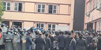 सर्वोच्च परिसरमा प्रहरी र वकिलबीच धकेलाधकेल