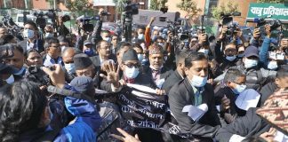 सर्वोच्च अदालत परिसरमा कानुन व्यवसायीहरुबीच झडप, धर्नाका बाबजुद प्रधानन्यायाधीश जबरा सहितका न्यायाधिसहरु सर्वोच्च प्रवेश