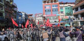 एमसीसीको विरोधमामा संसद भवन घेराउ गर्न पुगेका ६ दलीय गठबन्धनका कार्यकर्ता र प्रहरीबीच झडप
