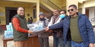 ज्ञवालीद्वारा आँखा अस्पताललाई कम्मल र मास्क हस्तान्तरण