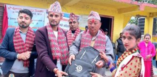 दैलातुङ्गका विद्यार्थीहरुलाई झोला एवं शैक्षिक सामाग्री वितरण