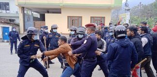 लुम्बिनी प्रदेशकाे मुख्यमन्त्री कार्यालय अगाडि प्रहरी र अनेरास्ववियुका कार्यकर्ताबीच झडप, ४ जना घाइते