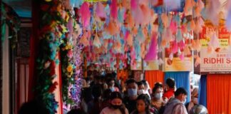 प्रतिबन्धका बाबजुद पनि रोकिएन प्लास्टिकका फूलमाला आयात