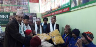 मानव सेवा आश्रममा आश्रीतलाई रेडिमेट फेन्सी समितिद्वारा न्यानो कपडा