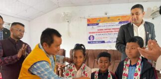 असहाय विद्यार्थीलाई थापा फर्निचरद्वारा छात्रबृत्ती