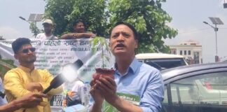 गाँजा खेती गर्न पाउनुपर्ने माग गर्दै एमाले नेता तामाङसहितका अभियन्ताहरूद्वारा माइतीघरमा प्रदर्शन