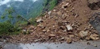पहिरोका कारण पृथ्वी राजमार्ग अवरुद्ध