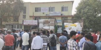 प्लाष्टिक दाना भनेर ल्याएको ट्रक भित्र २ करोड बढीको कपडा र काजु किसमीस