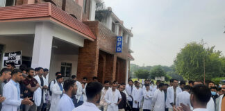 युनिभर्सल मेडिकल कलेजमा विद्यार्थीको अनशन १५ औं दिन पनि जारी