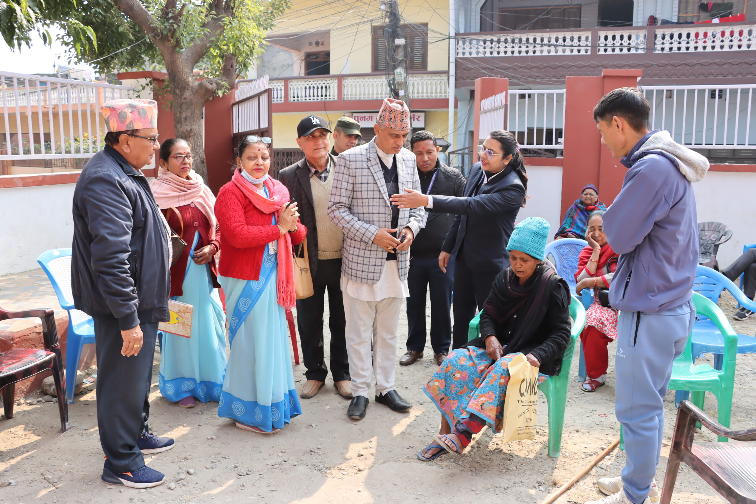 बाआमासँग नगर प्रमुख कार्यक्रम जारी, घरदैलोमै सेवा पाएपछि जेष्ठ नागरिकमा उत्साह