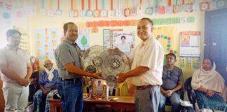 विद्यालयलाई पंखा हस्तान्तरण