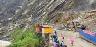 पहिरोले अबरुद्ध सिद्धार्थ राजमार्ग पाँच घण्टापछि सुचारु