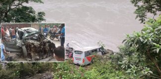 नेपालगञ्जबाट काठमाडौं जादै गरेको बस कारसँग ठोक्किएर त्रिशूली किनारमा खस्यो