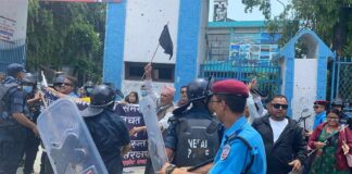 प्रधानमन्त्री प्रचण्डलाई पोखरामा सहकारी पीडितले देखाए कालोझण्डा