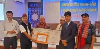 २०८० को एसइई परीक्षामा रूपन्देहीका ५८ वटा परीक्षा केन्द्र मध्ये उत्कृष्ट केन्द्राध्यक्षका रूपमा नवीन माविका प्रधानाध्यापक बस्नेत पुरस्कृत