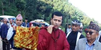 गोरखाबाट ल्याएको फूलपाती काठमाण्डौको हनुमानढोकामा भित्राइयो