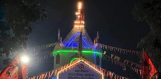 पुर्ब राजा ज्ञानेन्द्र शाह बिहीबार भैरहवाकाे बसडिलवा स्थित शिव मन्दिरकाे दर्शन गर्दै
