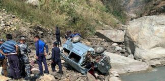 तिर्थयात्री सवार‘इको भ्यान’ दुर्घटना हुँदा एक जनाको मृत्यु, तीन घाइते