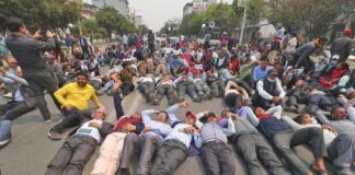 आन्दोलनरत शिक्षकहरूद्वारा सडकमै सुतेर प्रदर्शन