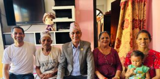 इरानबाट उद्वार गरि सकुशल घर फर्केका दुई बुटवलबासीसँग खुसी साट्न बुटवलका नगर प्रमुख पाण्डेय उनिहरूकै घरमा