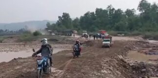 विनयी खोलाकाे डाइभर्सन बाढीले बगाउँदा पूर्वपश्चिम राजमार्ग अवरुद्ध