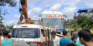 चितवनमा दुई सवारीसाधन ठाेक्किदा सात जनाको मृत्यु,२४ जना घाइते