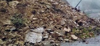 पहिरोले गुल्मीको रुद्रवेणी-वामी सडक अवरुद्ध