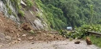 सिद्वबाबा क्षेत्रमा पहिरो खस्दा बुटवल-पाल्पा सडक अवरुद्ध