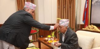 राष्ट्रपति पौडेलद्वारा पुरोहितकाे हातबाट दशैँको टीका ग्रहण