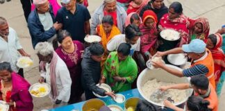 “भाेकालाई भाेजन,प्यासीलाई पानी” महाअभियान : भाेली मंगलबार बुटवलको बसपार्कमा भाेजन गराईंदै