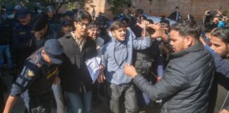 प्रधानमन्त्रीलाई भेट्न नपाएपछि सिंहदरबारकाे गेटमै ज्ञापनपत्र टासेर फर्कियाे जेन-जी समूह