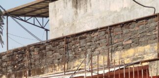 बैंकले आफ्नो नाममा सकारेर तालाबन्दी गरेको घरको ताला फाेरेर दुर्गा प्रसाईंका कार्यकर्ताहरूले बैंक पीडितलाई गृह प्रवेश गराए