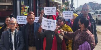 रास्वपा उमेदवार खरेललाई सहकारी पीडितद्वारा प्लेकार्ड प्रदर्शन, खरेल एकघण्टा हाेटलभित्रै !