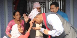 आशिर्वाद लिँदै जनताको समस्या सुन्दै घरदैलोमा केन्द्रित कांग्रेस उम्मेदवार पाैडेल