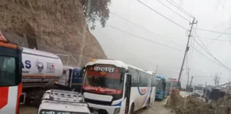 बर्षाका कारण सडक अत्याधिक चिप्लो भएपछि दाउन्ने सडक अवरुद्ध