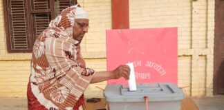 पाल्पा-१ का एमाले उम्मेदवार आचार्यले गरे किरियापुत्री भेषमै मतदान