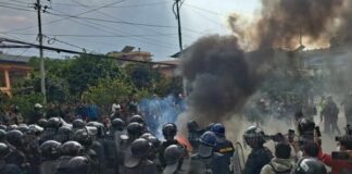 बबरमहल क्षेत्रमा एमालेकाे प्रदर्शन, प्रहरीद्वारा लाठीचार्ज