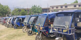 बुटवलका दर्ता बिनाका ई-रिक्सा चालक तथा मजदुरहरू संगठित : नगरपालिकामा दर्ता हुन पाउनुपर्ने माग