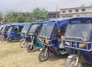 बुटवलका दर्ता बिनाका ई-रिक्सा चालक तथा मजदुरहरू संगठित : नगरपालिकामा दर्ता हुन पाउनुपर्ने माग