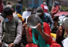 सुकुमवासीद्वारा माइतीघरमा थाल र चम्चा ठटाएर सरकारविरुद्ध प्रदर्शन