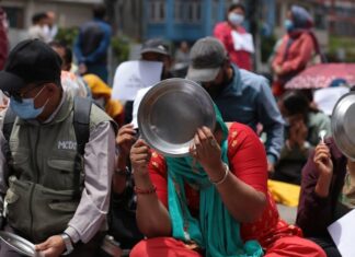 सुकुमवासीद्वारा माइतीघरमा थाल र चम्चा ठटाएर सरकारविरुद्ध प्रदर्शन