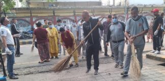 बुटवलको सरसफाई अभियान : नगर प्रमुख र उपप्रमुख कुँचाे लिएर सडकमा