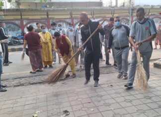 बुटवलको सरसफाई अभियान : नगर प्रमुख र उपप्रमुख कुँचाे लिएर सडकमा