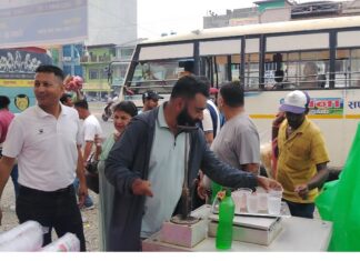 गर्मी बढ्दै गएपछि बुटवलमा चिसो पानी र महि बितरण